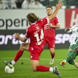 Numa Lavanchy (FC Sion) intervient devant Chadrac Akolo (St-Gall), lors du match nul 1-1 entre les deux équipes